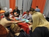 Participante realizandose análisis de azúcar