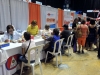 Participantes obteniendo información de los booths