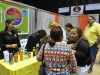 Participantes obteniendo información de los booths