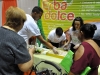 Participantes obteniendo información de los booths