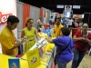 Participantes obteniendo información de los booths