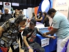 Participantes obteniendo información de los booths
