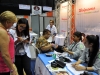 Participantes obteniendo información de los booths