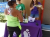 Promotores del evento repartiendo muestras