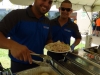 Promotores del evento repartiendo comida