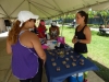 Promotores del evento repartiendo muestras