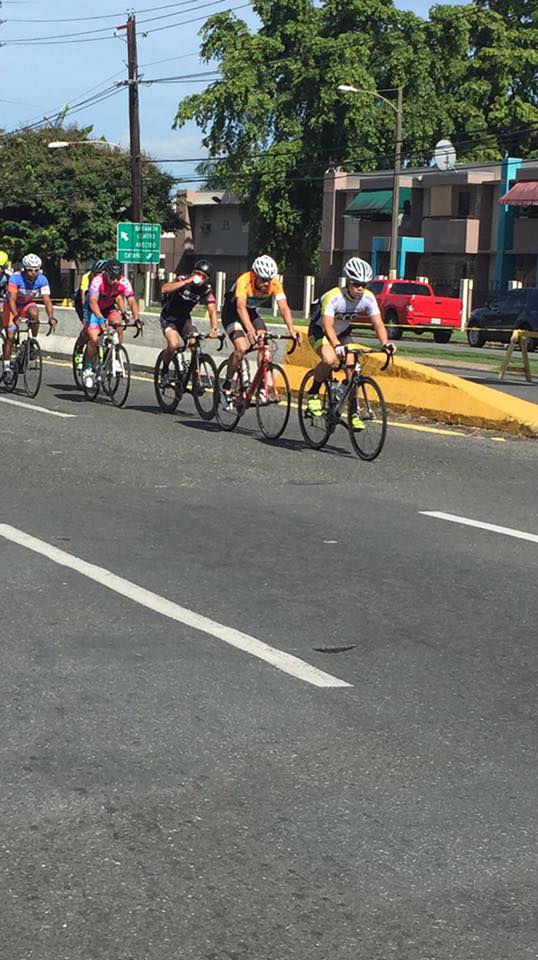 Ciclistas participando de la carrera