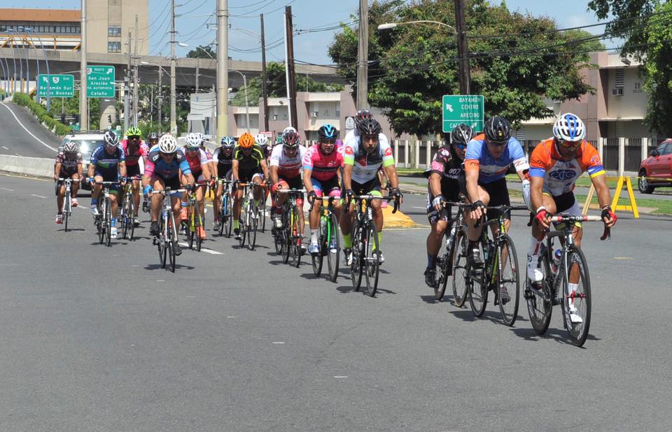 Ciclistas participando de la carrera
