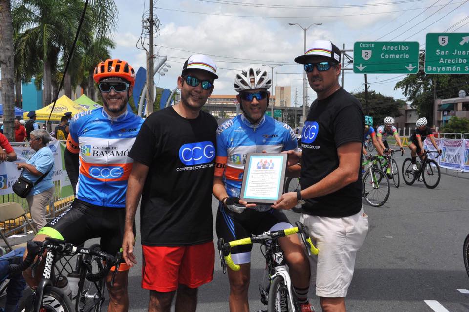 Ciclistas mostranso su reconocimiento dado por el Municipio de Bayamón