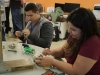 Participantes trabajando en abrir unos candados