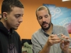 Participantes trabajando en abrir unos candados