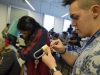 Participantes trabajando en abrir unos candados