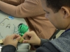 Participantes trabajando en abrir unos candados