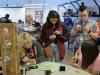 Participantes trabajando en abrir unos candados