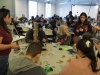 Participantes trabajando en abrir unos candados