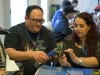 Participantes trabajando en abrir unos candados