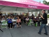 Ciudadanos disfrutando de la actividad de Humana en la plaza de Bayamón