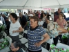 Ciudadanos disfrutando de la actividad de Humana en la plaza de Bayamón