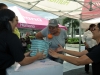 Ciudadanos disfrutando de la actividad de Humana en la plaza de Bayamón