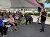 Ciudadanos disfrutando de la actividad de Humana en la plaza de Bayamón