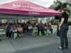 Ciudadanos disfrutando de la actividad de Humana en la plaza de Bayamón