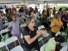 Ciudadanos disfrutando de la actividad de Humana en la plaza de Bayamón