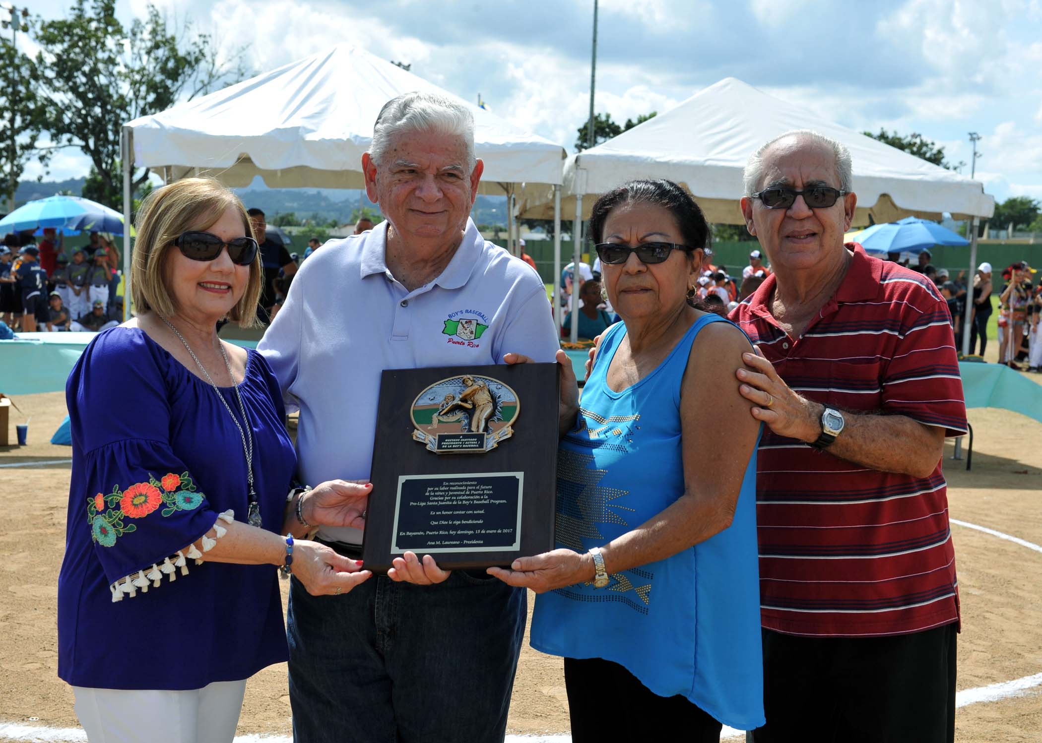 Gustavo Santiago, presidente alctual de la Boy's Baseball recibe placa de reconocimiento