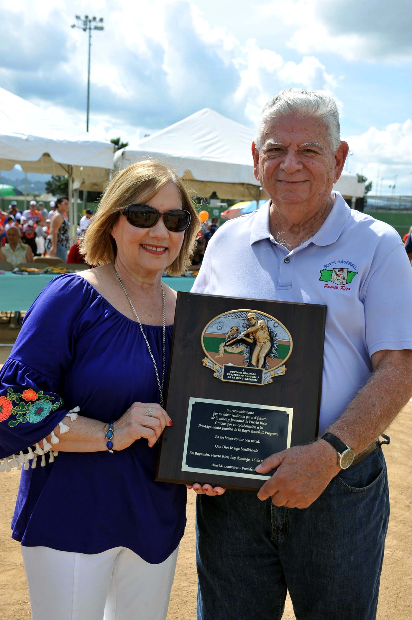 Gustavo Santiago, presidente alctual de la Boy's Baseball recibe placa de reconocimiento