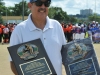 Ricardo Díaz Torres sosteniendo placas de reconocimiento
