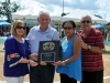 Gustavo Santiago, presidente alctual de la Boy's Baseball recibe placa de reconocimiento