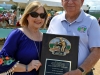 Gustavo Santiago, presidente alctual de la Boy's Baseball recibe placa de reconocimiento