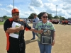 Soraya Rosado recibiendo su placa de reconocimiento