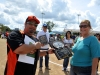 Norma Cruz recibiendo su placa de reconocimiento