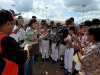 Edwin Nieves Del valle recibiendo su placa de reconocimiento junto a Jóvenes peloteros