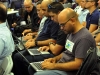 Participantes del evento IOT Village- Hacker Lab Series trabajando en sus programaciones