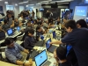 Participantes del evento IOT Village- Hacker Lab Series trabajando en sus programaciones