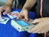 Niño jugando con GameBoy
