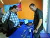 Mesa con pequeña exposición de artículos electrónicos que participantes utilizaron en sus trabajos