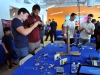 Mesa con exposición de artículos que participantes utilizaron en sus trabajos