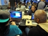 Participantes del evento IOT Village- Hacker Lab Series trabajando en sus programaciones