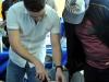 Participantes interactuando con programación de un juego de GameBoy