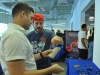 Participantes interactuando con programación de un juego de GameBoy