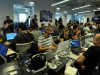 Participantes del evento IOT Village- Hacker Lab Series trabajando en sus programaciones