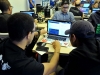 Participantes del evento IOT Village- Hacker Lab Series trabajando en sus programaciones