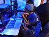 Participantes del evento IOT Village- Hacker Lab Series trabajando en sus programaciones
