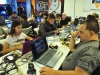 Participantes del evento IOT Village- Hacker Lab Series trabajando en sus programaciones