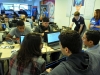 Participantes del evento IOT Village- Hacker Lab Series trabajando en sus programaciones