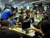 Participantes del evento IOT Village- Hacker Lab Series trabajando en sus programaciones