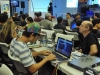 Participantes del evento IOT Village- Hacker Lab Series trabajando en sus programaciones
