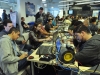 Participantes del evento IOT Village- Hacker Lab Series trabajando en sus programaciones
